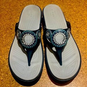 Crocs Womens Sanrah Diamanté Wedge Embellished Flip Slip-on Thong Sandal Size 8